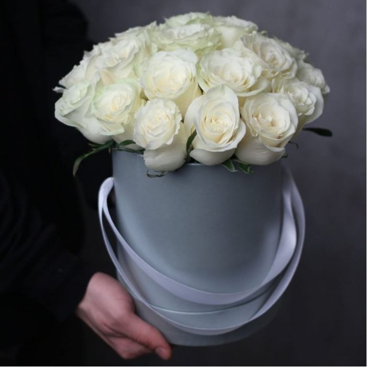 15 белых роз в цилиндре в Прокопьевске