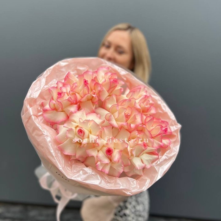 9 французских роз Джумилия в нежном оформлении в Прокопьевске