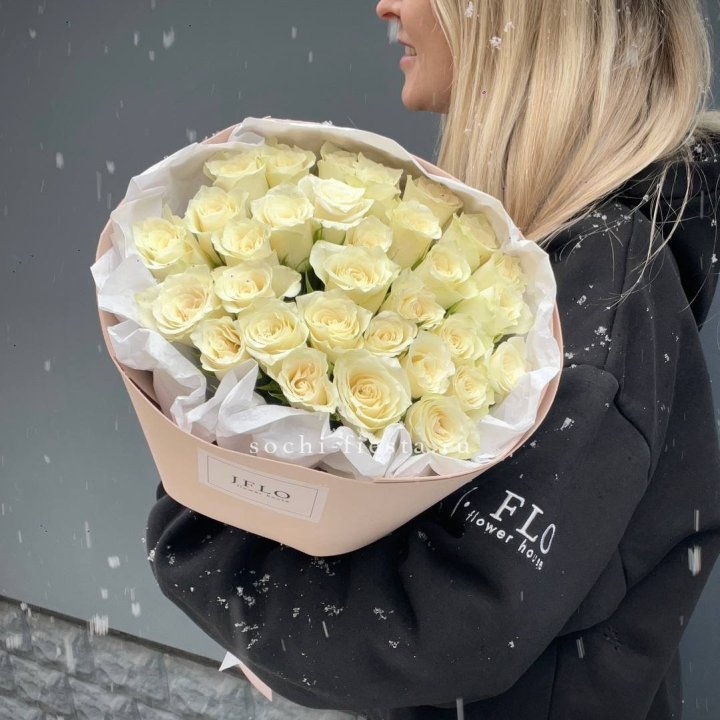 31 белая роза в оформлении в Прокопьевске