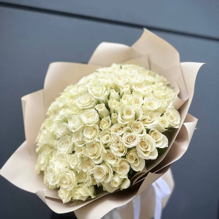 101 белая роза Атена в Прокопьевске