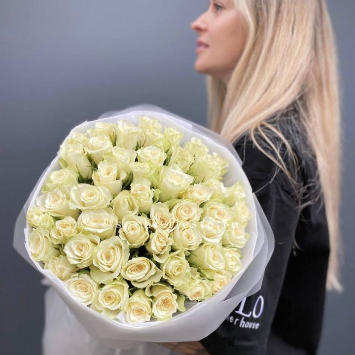 Воздушный букет из 51 белой кенийской розы в Прокопьевске