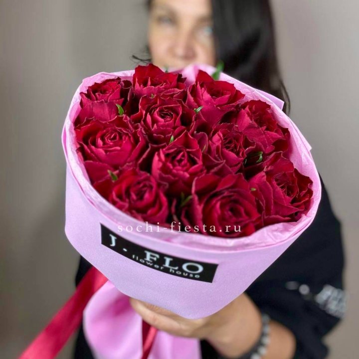11 красных роз мадам ред в Прокопьевске