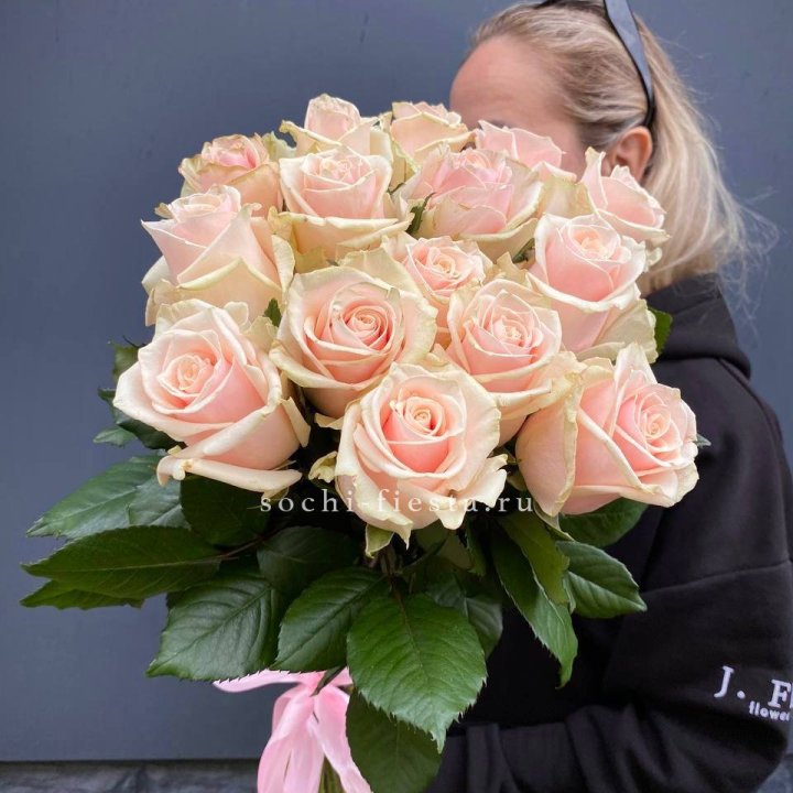 15  кремовых высоких роз в Прокопьевске
