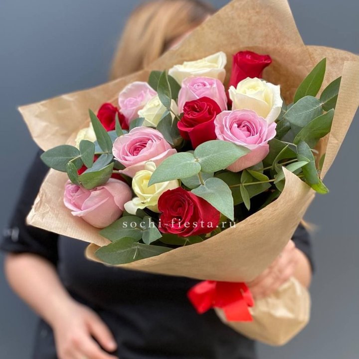 Букет из 15 роз с эвкалиптом в Прокопьевске