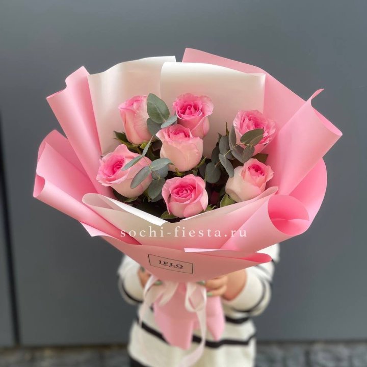 7 роз с эвкалиптом в Прокопьевске