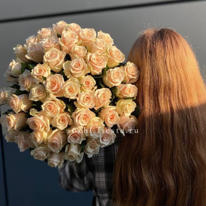 Охапка кремовых роз в Прокопьевске