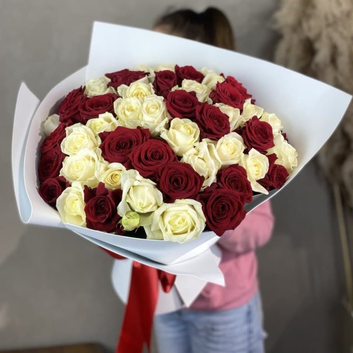 51 красная и белая роза в Прокопьевске