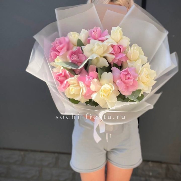 15 бело-розовых роз в Прокопьевске