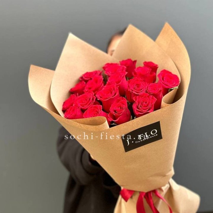 19 красных роз в крафте в Прокопьевске