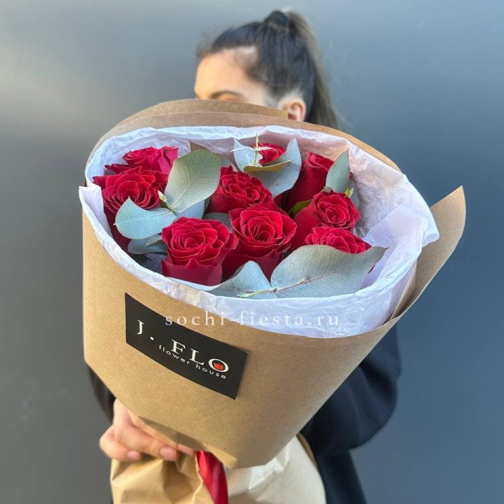 9 роз с эвкалиптом в Прокопьевске