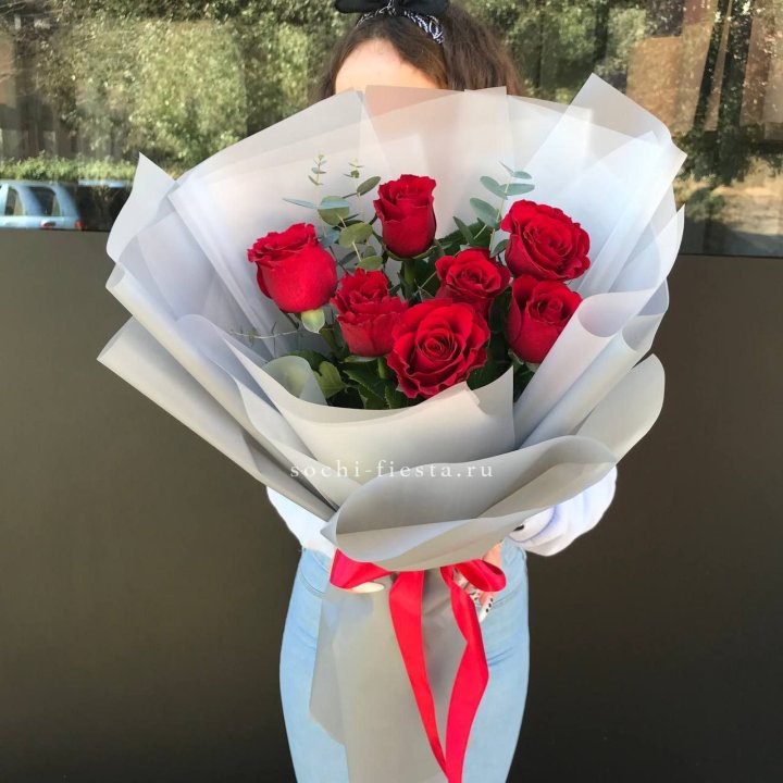 7 красных роз с эвкалиптом  в Прокопьевске
