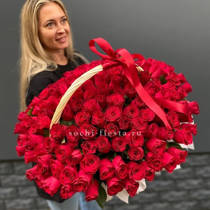 151 красная  роза в корзине в Прокопьевске