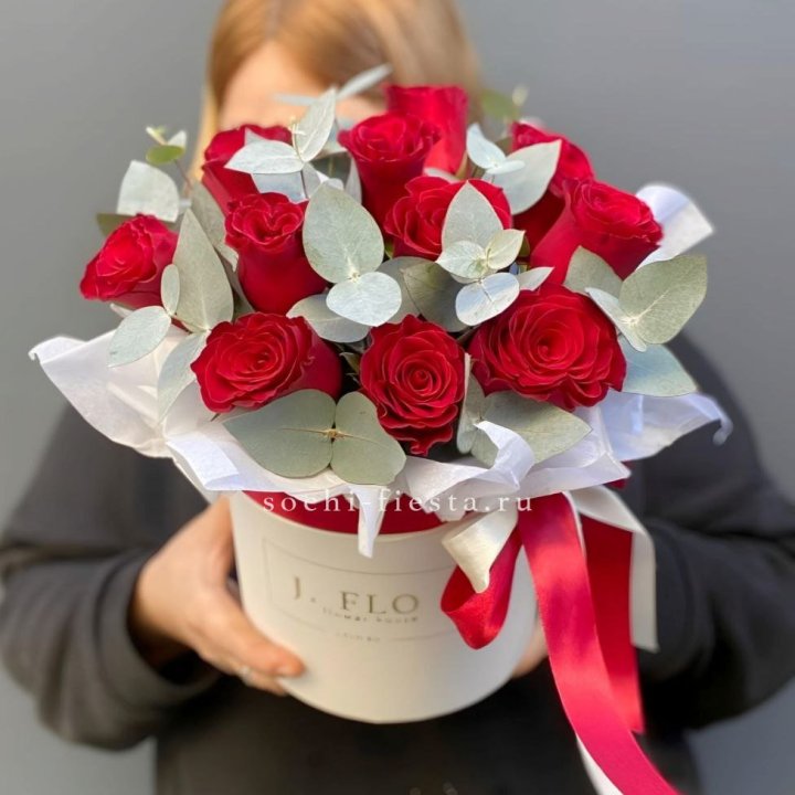 11 роз в шляпной коробке в Прокопьевске