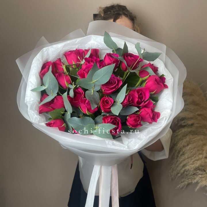 25 малиновых роз с эвкалиптом в Прокопьевске