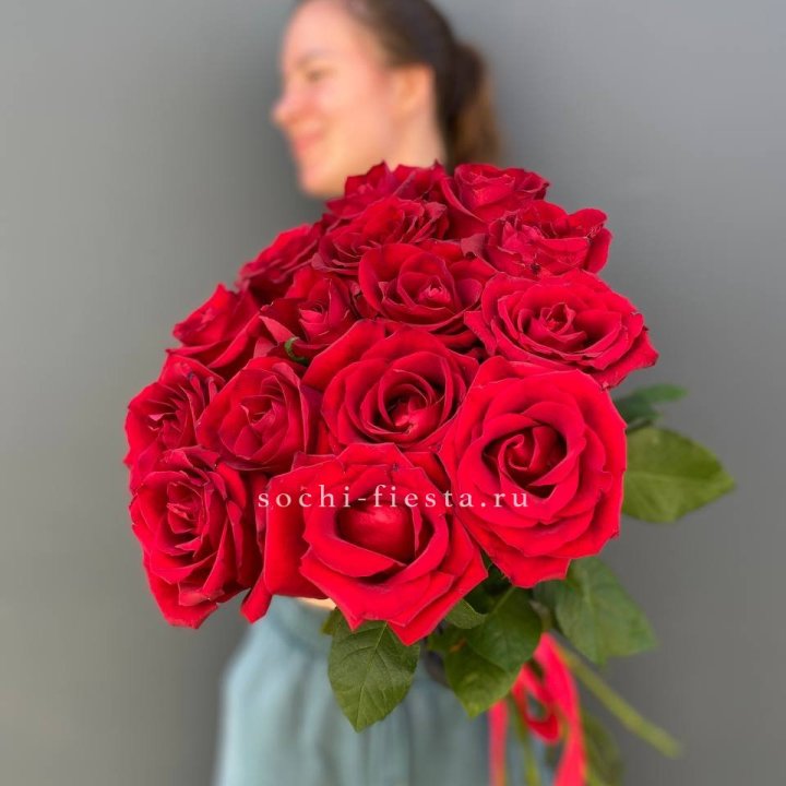 15 красных роз под ленту в Прокопьевске