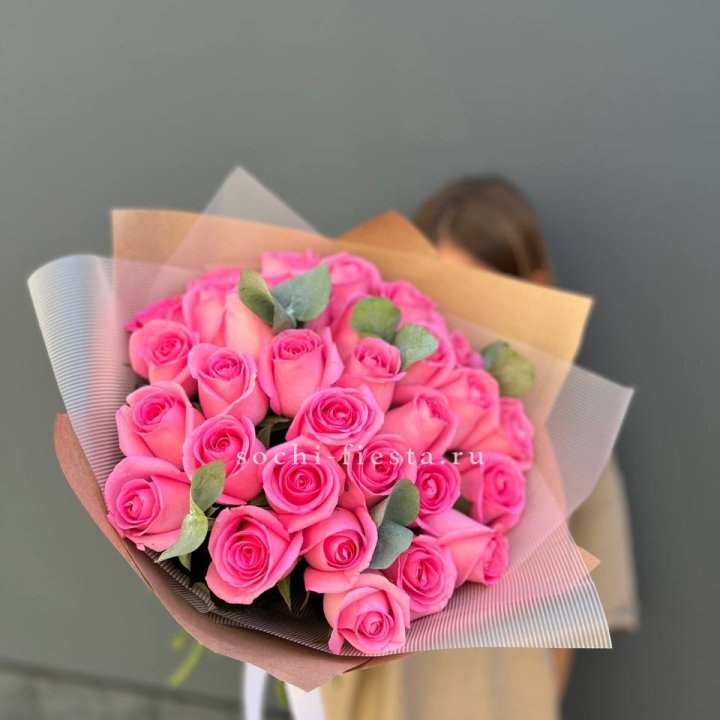 31 розовая роза с эвкалиптом в Прокопьевске