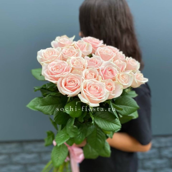 Высокие розовые розы в Прокопьевске