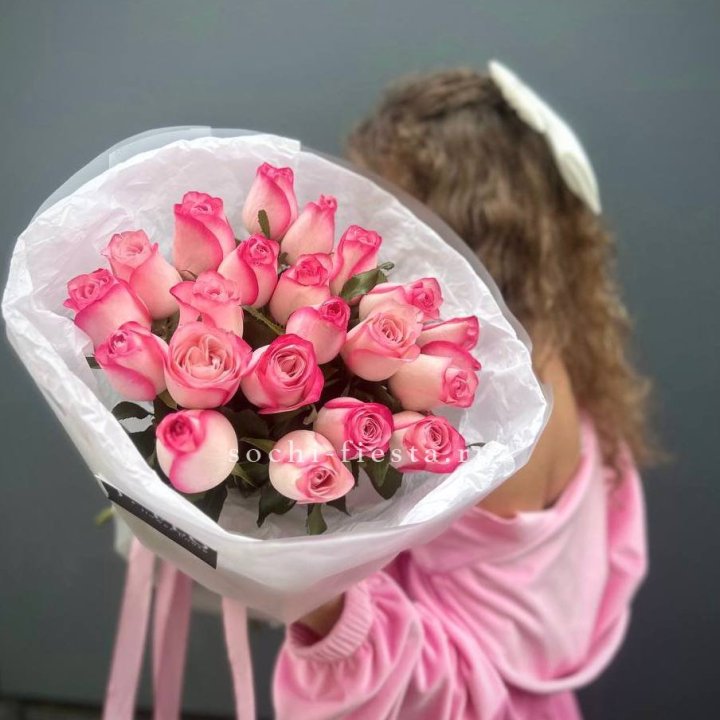 21 розовые розы Венди  в оформлении в Прокопьевске
