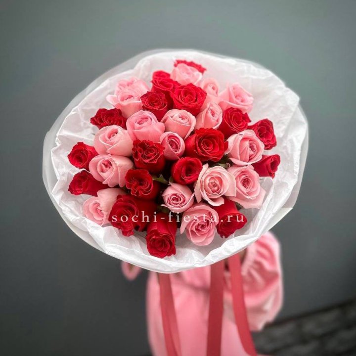 Букет красных и розовых 35 роз в Прокопьевске