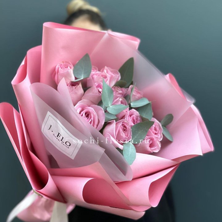 15 Розовых роз с эвкалиптом в Прокопьевске