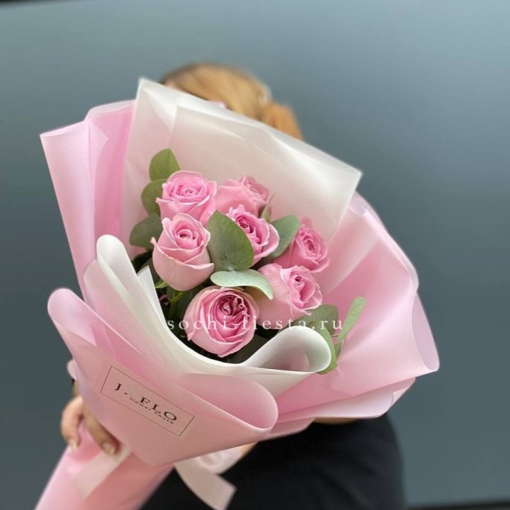 7 розовых роз с эвкалиптом в Прокопьевске