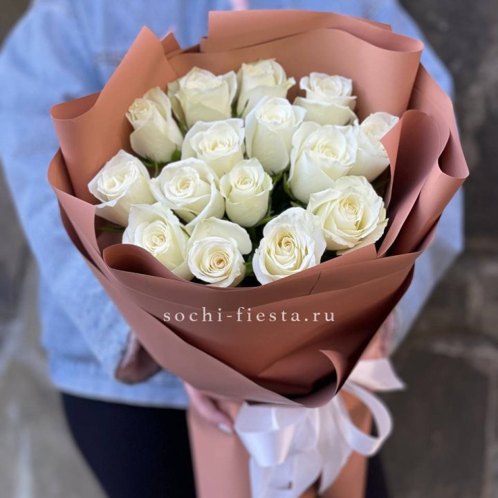 15 белых роз сиена в Прокопьевске