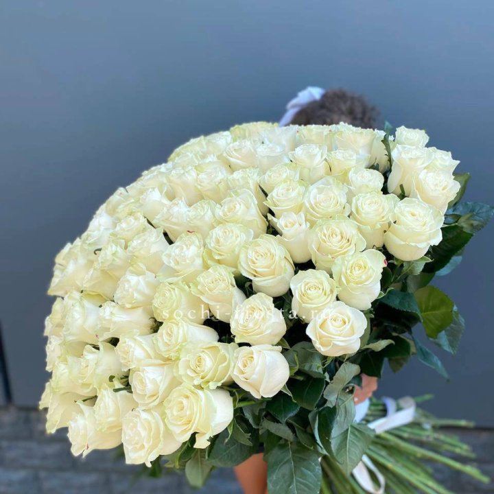 101 белая высокая роза в Прокопьевске