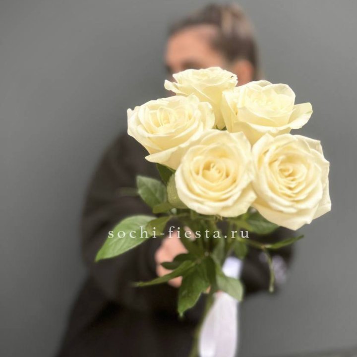 Букет 5 белых роз  в Прокопьевске