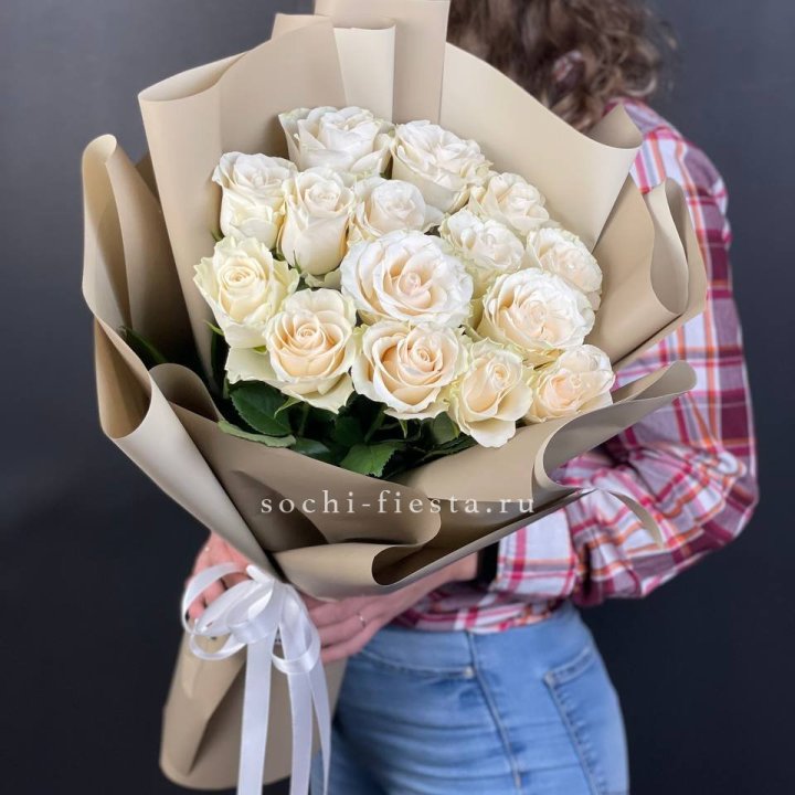 15 белых роз кофе в Прокопьевске