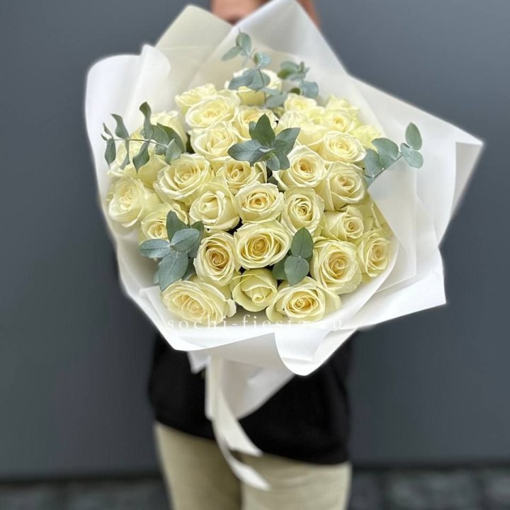 31 белая роза с эвкалиптом в Прокопьевске