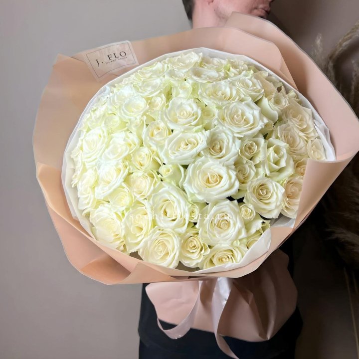 51 белая  роза в оформлении в Прокопьевске