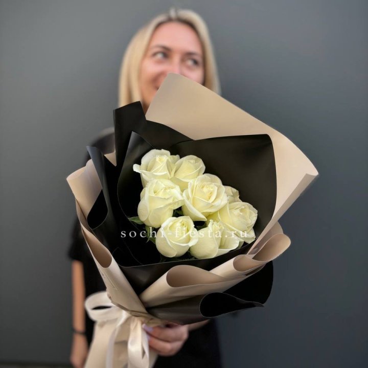 7 белых роз Иммерсив в Прокопьевске
