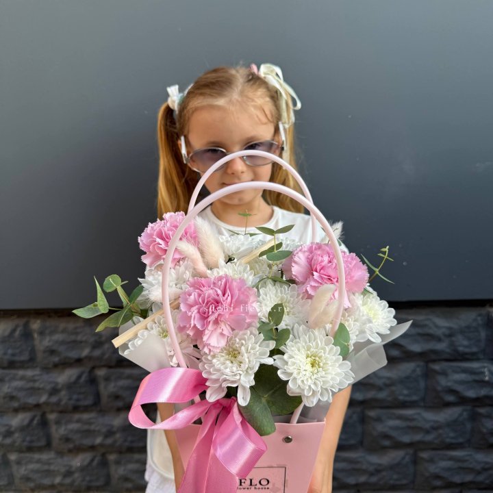 Сумочка из стойких хризантем и диантуса в Прокопьевске