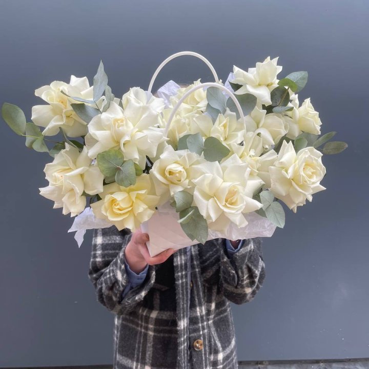 15 белых роз в сумочке в Прокопьевске