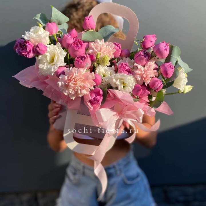 Сумочка с кустовой розой и диантусами в Прокопьевске