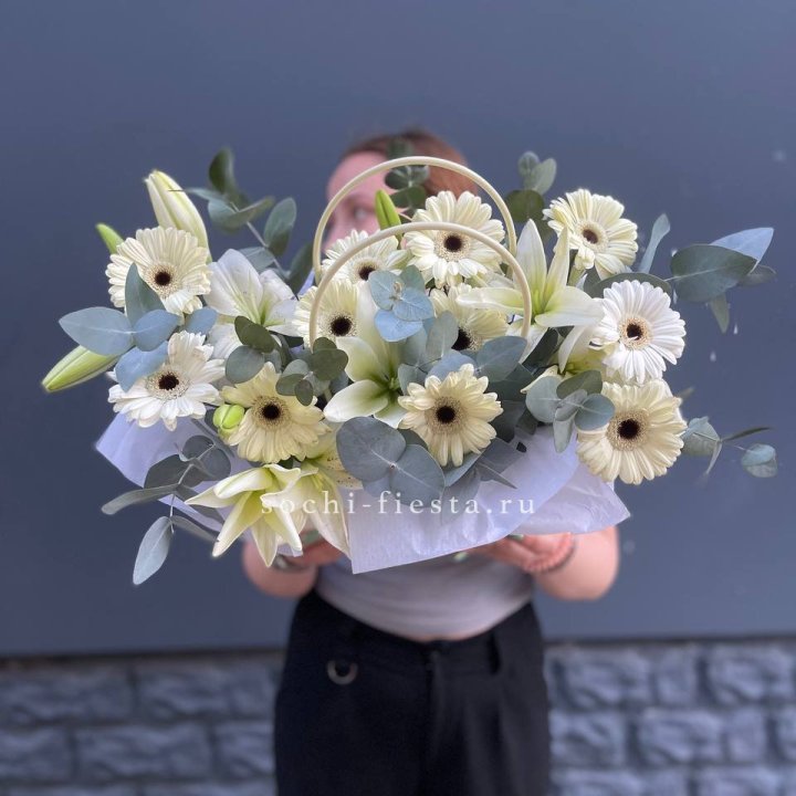 Сумочка лилии и герберы в Прокопьевске