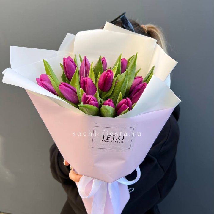 15 пурпурных тюльпанов в Прокопьевске