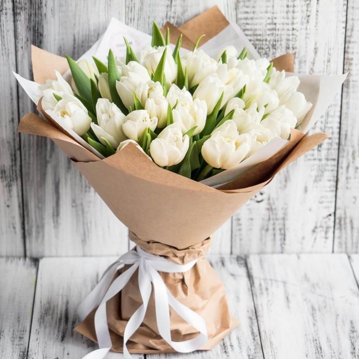 25 белых тюльпанов в Прокопьевске