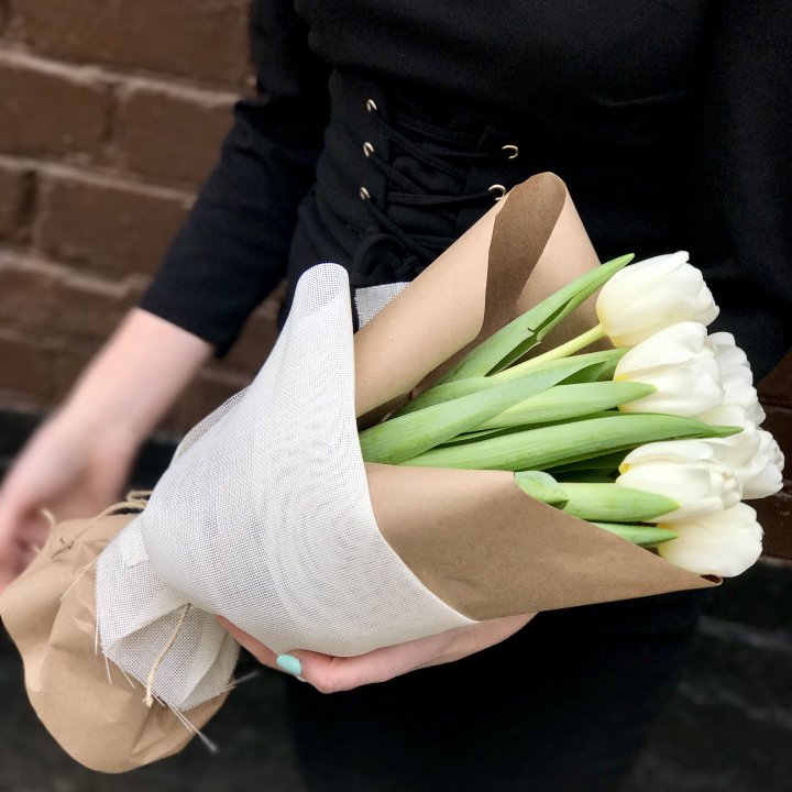 Букет белых тюльпанов в Прокопьевске