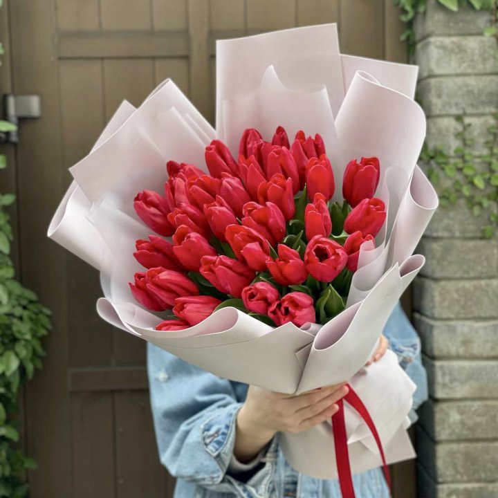 35 красных тюльпанов в Прокопьевске