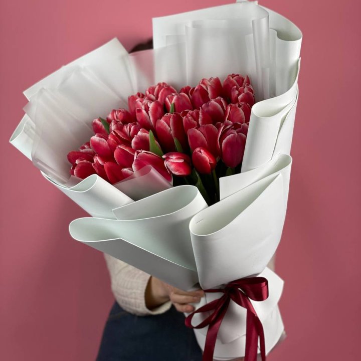 Букет красных тюльпанов в Прокопьевске